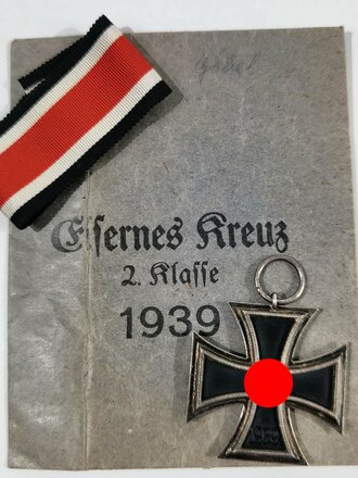 Eisernes Kreuz 2. Klasse 1939 mit Hersteller 109 im Bandring für "Walter & Henlein, Gablonz" mit passender Verleihungstüte / Hakenkreuz mit voller Schwärzung