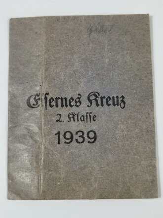 Eisernes Kreuz 2. Klasse 1939 mit Hersteller 109 im Bandring für "Walter & Henlein, Gablonz" mit passender Verleihungstüte / Hakenkreuz mit voller Schwärzung