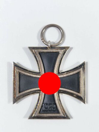 Eisernes Kreuz 2. Klasse 1939 mit Hersteller 109 im Bandring für "Walter & Henlein, Gablonz" mit passender Verleihungstüte / Hakenkreuz mit voller Schwärzung