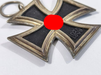 Eisernes Kreuz 2. Klasse 1939 mit Hersteller 25 im Bandring für " Arbeitsgemeinschaft der Gravuer, Gold und Silberschmiedeinnungen, Hanau a. Main " / Hakenkreuz minimal Berieben