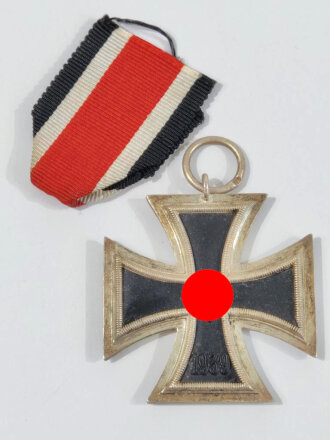 Eisernes Kreuz 2. Klasse 1939 mit Hersteller 93 im Bandring für " Richard Simm & Söhne, Gablonz " / Hakenkreuz mit voller Schwärzung