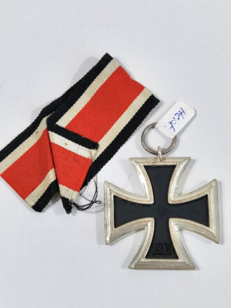 Eisernes Kreuz 2. Klasse 1939 mit Hersteller 40 im Bandring für " Berg & Nolte, Lüdenscheid (B&NL) " / Zarge im frostigen Zustand / Hakenkreuz mit voller Schwärzung