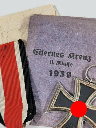 Eisernes Kreuz 2. Klasse 1939, ohne Hersteller aber eine bekannte Variante der Firma " Maria Schenkel, Wien " extrem selten zu finden dazu noch die passende Verleihungstüte und Verpackung. / Hakenkreuz mit voller Schwärzung