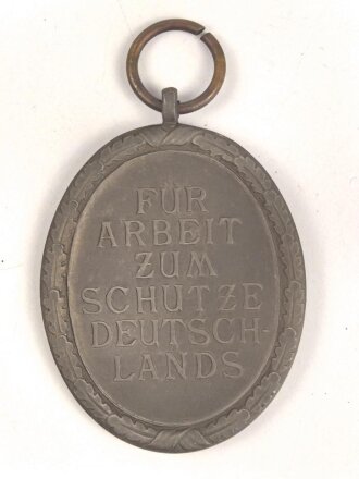 Deutsches Schutzwall Ehrenzeichen. Zink, in Tüte von Carl Poellath Schrobenhausen, das Band ist eine neuzeitliche Anfertigung.