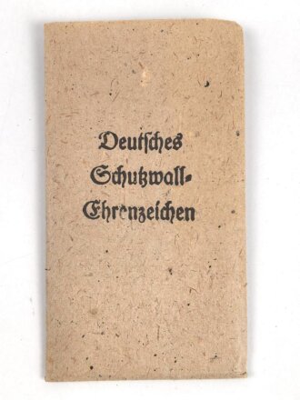 Deutsches Schutzwall Ehrenzeichen. Zink, in Tüte von Carl Poellath Schrobenhausen, das Band ist eine neuzeitliche Anfertigung.
