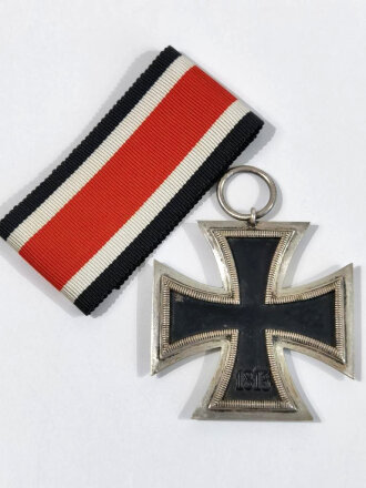 Eisernes Kreuz 2. Klasse 1939 in Übergröße... Gewicht 23,5g / 46,88mm Abmessung. Sehr seltene Variante / Hakenkreuz mit voller Schwärzung