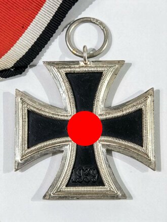 Eisernes Kreuz 2. Klasse 1939 mit Hersteller 120 im Bandring für " Franz Petzl, Wien " mit frostiger Zarge / Hakenkreuz mit voller Schwärzung