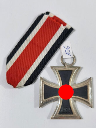 Eisernes Kreuz 2. Klasse 1939 mit Hersteller 106 im Bandring für " Brüder Schneider A.G., Wien (BSW) " seltene Variante / Hakenkreuz mit voller Schwärzung