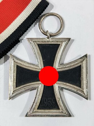 Eisernes Kreuz 2. Klasse 1939 mit Hersteller 3 im Bandring für " Wilhelm Deumer, Lüdenscheid " seltene Variante / Hakenkreuz minmal Berieben