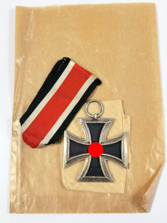 Eisernes Kreuz 2. Klasse 1939 mit Hersteller 24 im Bandring für "Arbeitsgemeinschaft der Hanauer Plakettenhersteller  " mit originalen Packpapier. ,in sehr gutem Zustand