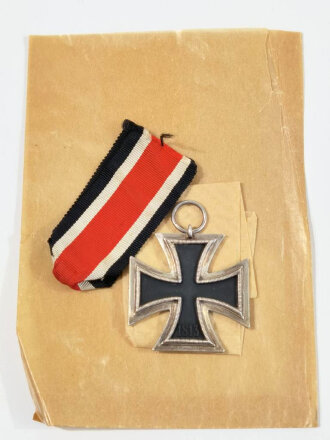 Eisernes Kreuz 2. Klasse 1939 mit Hersteller 24 im Bandring für "Arbeitsgemeinschaft der Hanauer Plakettenhersteller  " mit originalen Packpapier. ,in sehr gutem Zustand