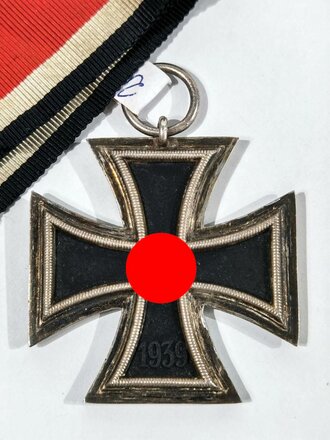 Eisernes Kreuz 2. Klasse 1939 mit Hersteller 24 im Bandring für " Arbeitsgemeinschaft der Hanauer Plakettenhersteller, Hanau " / Hakenkreuz minimal Berieben