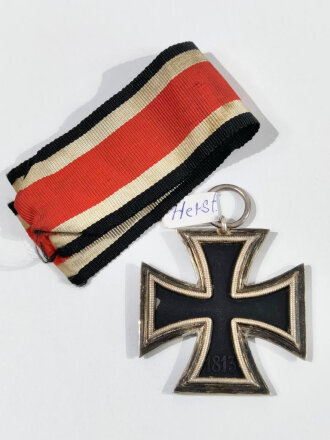 Eisernes Kreuz 2. Klasse 1939 mit Hersteller 24 im Bandring für " Arbeitsgemeinschaft der Hanauer Plakettenhersteller, Hanau " / Hakenkreuz minimal Berieben