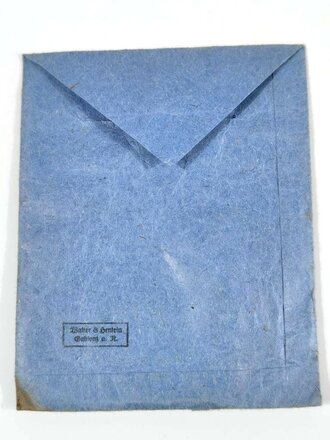 Eisernes Kreuz 2. Klasse 1939 ohne Hersteller mit Verleihungstüte und Packpapier. Tüte mit Hersteller Stempel " Walter & Henlein, Gablonz / EK im Frostigen Zustand