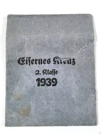 Verleihungstüte zum Eisernen Kreuz 2. Klasse 1939 mit Hersteller Stempel " Gustav Brehmer, Markneukirchen " / Tüte oben eingerissen