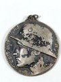 Tragbare Medaille " Gott mit uns, Die Tat ist des Deutschen Stolzes Wort 1918 " / Eisen / 45mm