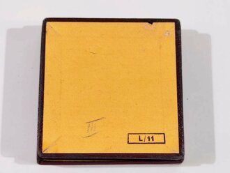Etui LDO zum Miniatur Mutterkreuz mit Herstellerstempel L/11 auf der Unterseite.