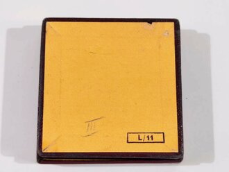 Etui LDO zum Miniatur Mutterkreuz mit Herstellerstempel L/11 auf der Unterseite.
