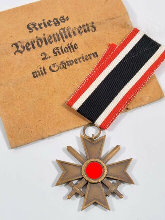 Kriegsverdienstkreuz 2. Klasse mit Schwerter Buntmetall mit Verleihungstüte von Wilhelm Deumer, Lüdenscheid. Tüte oben wie unten defekt.