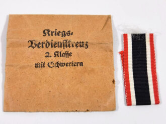 Kriegsverdienstkreuz 2. Klasse mit Schwerter Buntmetall mit Verleihungstüte von Wilhelm Deumer, Lüdenscheid. Tüte oben wie unten defekt.