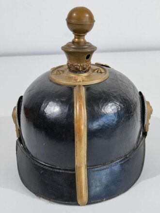 Preußen, Pickelhaube für Offiziere der Artillerie. Innenfutter defekt und Unterfüttert, Schuppenkette defekt und nicht komplett, Hinterschrim teilweise gelöst.