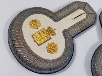 Württemberg, Paar Epauletten für einen Militärbeamten, ein kleiner Mottenschaden, sonst sehr gut erhalten. Im zugehörigen Karton