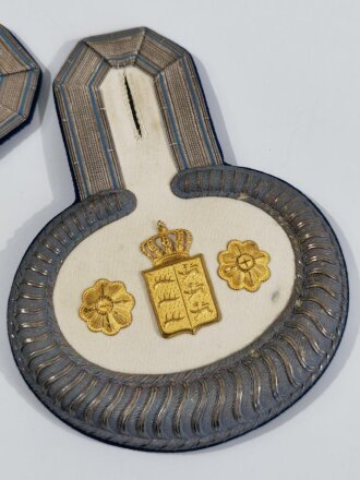 Württemberg, Paar Epauletten für einen Militärbeamten, ein kleiner Mottenschaden, sonst sehr gut erhalten. Im zugehörigen Karton