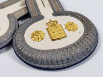 Württemberg, Paar Epauletten für einen Militärbeamten, ein kleiner Mottenschaden, sonst sehr gut erhalten. Im zugehörigen Karton