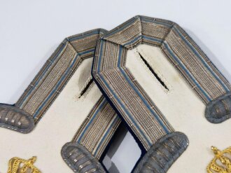 Württemberg, Paar Epauletten für einen Militärbeamten, ein kleiner Mottenschaden, sonst sehr gut erhalten. Im zugehörigen Karton