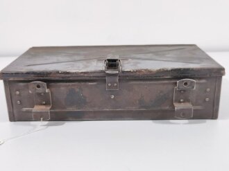 Kasten für Truppenfahrrad der Wehrmacht, gehört unter den Rahmen zum Transport eines Gurtkastens oder Stielhandgranaten M24. Originallack