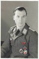 Vorläufige Besitzurkunde zum Fallschirmschützenabzeichen in Stoff, ausgestellt am 9.2.1945 in Wittstock beim Fallschirmjäger Ausbildungsregiment 2. Dazu das Abzeichen und eine Studioaufnahme des Trägers