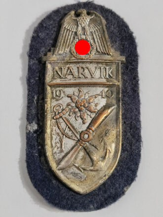 Ärmelschild Narvikschild Silber in Cupal auf Luftwaffenstoff.