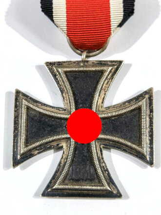 Eisernes Kreuz 2. Klasse 1939 Magnetisch, mit Hersteller 138 im Bandring für " Julius Maurer, Oberstein ", Hakenkreuz minimal berieben