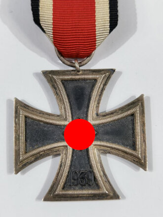 Eisernes Kreuz 2. Klasse 1939 mit Hersteller 65 im Bandring für " Klein & Quenzer, Oberstein ", Hakenkreuz  berieben