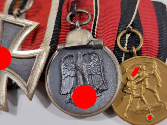 3er Ordensspange " Eisernes Kreuz 2. Klasse 1939 mit Hersteller 93 für Richard Simm & Söhne, Gablonz, Winterschlacht im Osten mit Hersteller 110 für Otto Zappe, Gablonz und Anschlussmedaille 1. Oktober 1938.