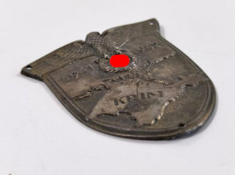 Krimschild 1941 - 1942, Eisen bronziert,  wohl so an eine Uniform vernäht gewesen mit 3 Löchern