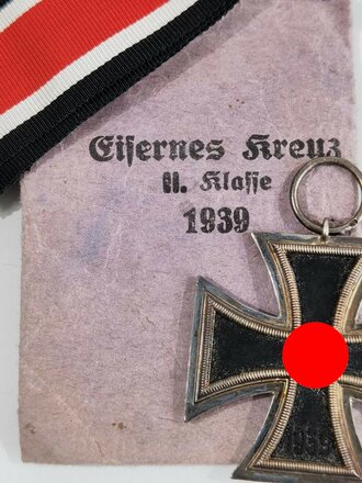 Eisernes Kreuz 2. Klasse 1939 mit Hersteller 27 im Bandring für " Anton Schenkl´s Nachfolger, Wien " mit Verleihungstüte die mit " Maria Schenkl, Wien " gestempelt, Hakenkreuz mit voller Schwärzung