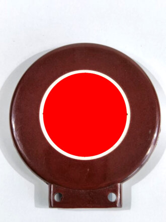 Fahrrademblem schwarzlackiertes Hakenkreuz auf weiß in rotbraunem Preßstoffrahmen. Ungebrauchtes Stück in sehr gutem Zustand. Höhe insgesamt 80mm