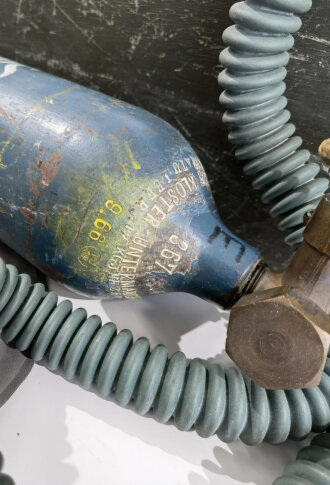 Sauerstoff Behandlungsgerät für Truppen datiert 1939. Guter Zustand, alles original lackiert. Flasche leer. KEIN VERSAND NACH ÜBERSEE