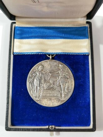 Hamburg Amerika Linie "HAPAG" Medaille für 25 jährige Dienstzeit im Etui, dazu sein Seefahrtsbuch sowie Legitimationskarte und Dienstzeugnissbuch