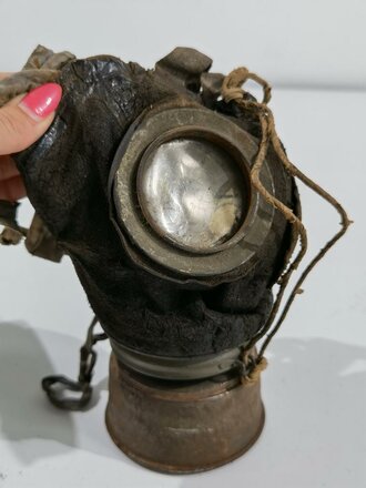 1.Weltkrieg, Gasmaske in Bereitschaftsbüchse. Weiches Leder, guter Zustand, Büchse Originallack. Ungereinigt