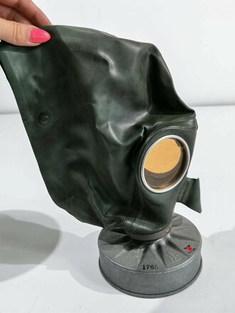 Luftschutz Volksgasmaske VM37 in Bereitschaftsbüchse von Zschiedrich. Originallack, Haken für den Trageriemen fehlt