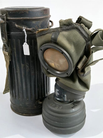 Luftwaffe Gasmaske in Dose Modell 1938. Datiert 1938, ursprünglich grün lackiert, darüber Luftwaffenblauer Originallack. Ungereinigtes Stück, die Maske samt Filter zugehörig