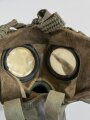 Luftwaffe Gasmaske in Dose Modell 1938. Datiert 1938, ursprünglich grün lackiert, darüber Luftwaffenblauer Originallack. Ungereinigtes Stück, die Maske samt Filter zugehörig