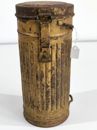 Afrikakorps Gasmaskendose Modell 1938. Datiert 1940, ursprünglich grün lackiert, darüber sandfarbener Originallack. Ungereinigtes Stück