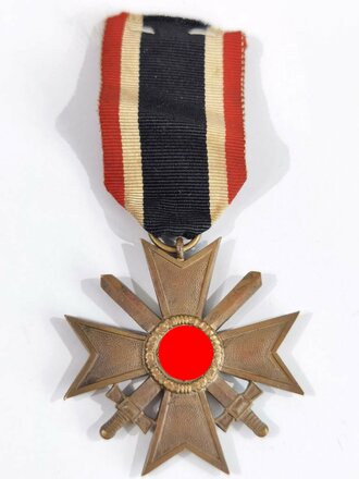 Kriegsverdienstkreuz 1939 2. Klasse mit Schwerter, mit Bandabschnitt, dieser oben Vernäht