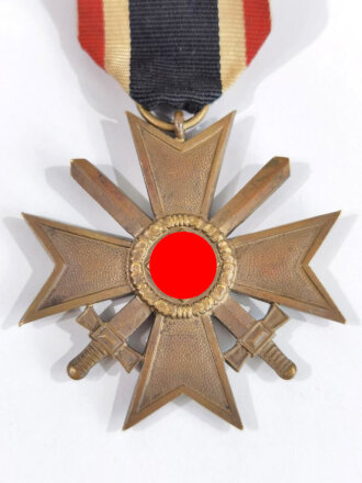 Kriegsverdienstkreuz 1939 2. Klasse mit Schwerter, mit Bandabschnitt, dieser oben Vernäht