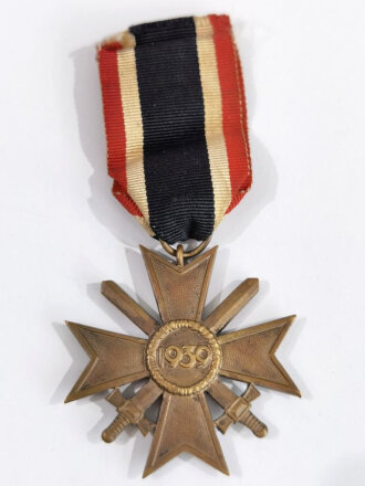 Kriegsverdienstkreuz 1939 2. Klasse mit Schwerter, mit Bandabschnitt, dieser oben Vernäht