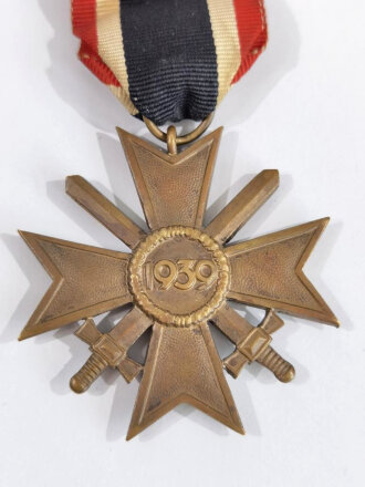 Kriegsverdienstkreuz 1939 2. Klasse mit Schwerter, mit Bandabschnitt, dieser oben Vernäht