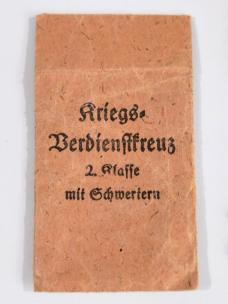 Kriegsverdienstkreuz 1939 2. Klasse mit Schwerter in Verleihungstüte, diese mit Hersteller " Klein & Quenzer, Idar Oberstein " , Tüte an der Seite eingerissen